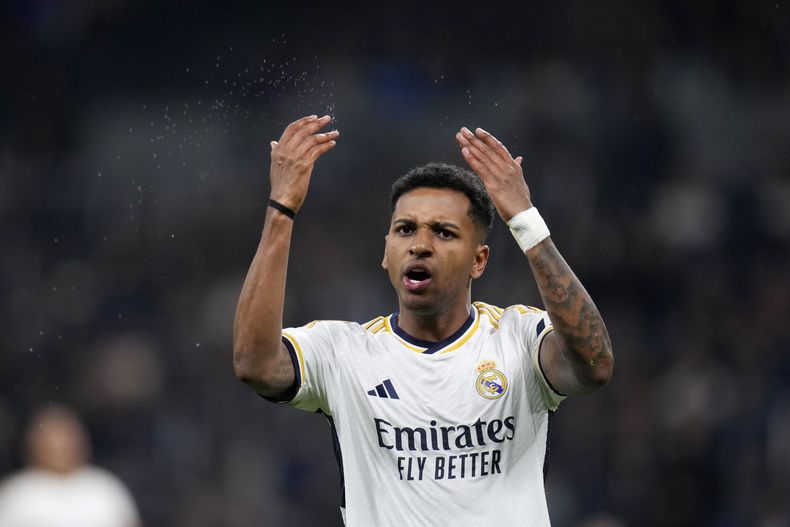 Rodrygo del Real Madrid reacciona durante el encuentro de octavos de final de la Liga de Campeones ante el Leipzig en el estadio Santiago Bernabéu, el miércoles 6 de marzo de 2024. (AP Foto/Manu Fernández)