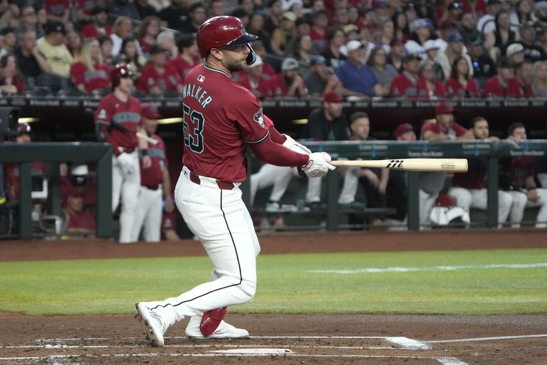 Christian Walker, de los Diamondbacks de Arizona, conecta un doble ante los Marlins de Miami, el sábado 25 de mayo de 2024 (AP Foto/Rick Scuteri)