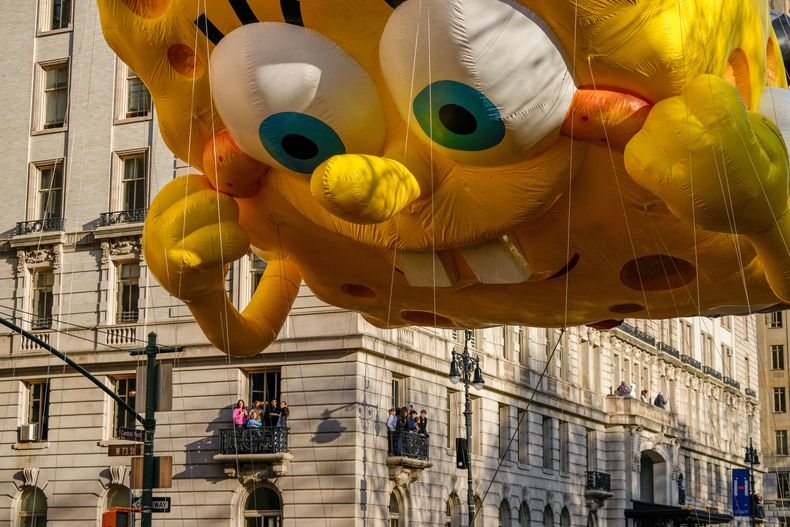 El globo de Bob Esponja flota por Central Park Avenue en la esquina de la calle 73 durante el Desfile del Día de Acción de Gracias de Macys, el jueves 27 de noviembre de 2025, en Nueva York. (Foto AP/Frank Franklin)