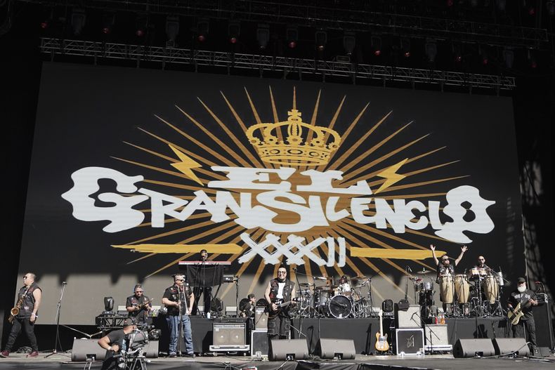 La banda mexicana El Gran Silencio durante su presentación en la 25ª edición del festival de música Vive Latino en la Ciudad de México, el sábado 15 de marzo de 2025. (Foto AP/Aurea Del Rosario)