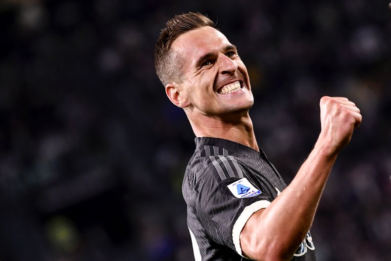Arkadiusz Milik celebra tras anotar el gol de la Juventus en la victoria 1-0 ante Lecce, el martes 26 de septiembre de 2023, en Turín (Fabio Ferrari/LaPresse vía AP)