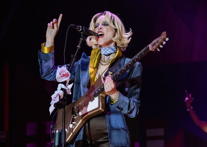 ARCHIVO - St. Vincent se presenta en el Festival de Música Austin City Limits en Austin, Texas, el 3 de octubre de 2021. (Foto Amy Harris/Invision/AP, archivo)