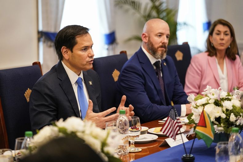 El secretario de Estado de Estados Unidos, Marco Rubio, izquierda, se reúne con el presidente de Guyana, Mohamed Irfaan Ali, en Georgetown, Guyana, el jueves 27 de marzo de 2025. (Nathan Howard/Pool Foto vía AP)
