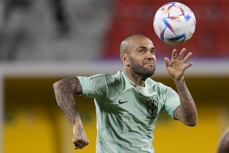 ARCHIVO - El zaguero brasileño Dani Alves durante un entrenamiento de la Copa Mundial en Doha, Qatar, el 4 de diciembre de 2022. (AP Foto/Andre Penner)