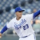 Zack Greinke, de los Reales de Kansas City, realiza un pitcheo en el encuentro del miércoles 3 de mayo de 2023, ante los Orioles de Baltimore. (AP Foto/Colin E. Braley)