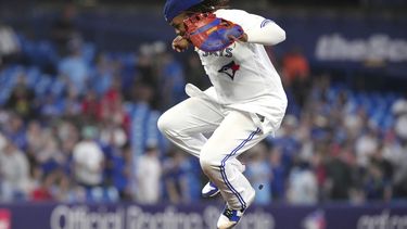 El dominicano Vladimir Guerrero Jr., de los Azulejos de Toronto, festeja la victoria sobre los Diamondbacks de Arizona, el viernes 14 de julio de 2023 (Chris Young/The Canadian Press via AP)