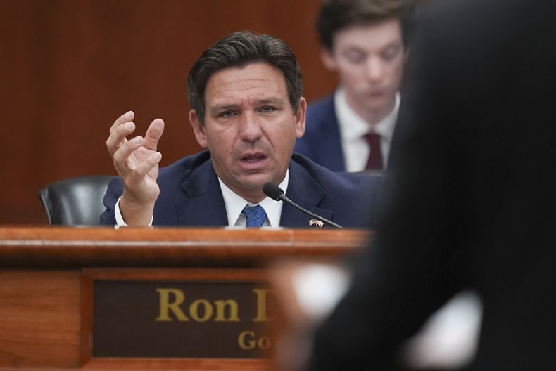 ARCHIVO - El gobernador Ron DeSantis habla durante una reunión con el gabinete estatal, el miércoles 5 de marzo de 2025, en el capitolio de Florida en Tallahassee. (AP Foto/Rebecca Blackwell, archivo)