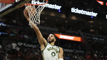 Jayson Tatum, alero de los Celtics de Boston, encesta en el partido del 11 de febrero de 2024, ante el Heat de Miami (AP Foto/Rebecca Blackwell)