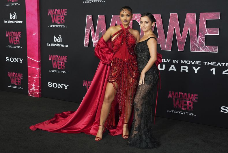 Celeste OConnor, izquierda, e Isabela Merced llegan al estreno de Madame Web el lunes 12 de febrero de 2024 en Regency Village Theatre en Los Angeles. (Foto Jordan Strauss/Invision/AP)