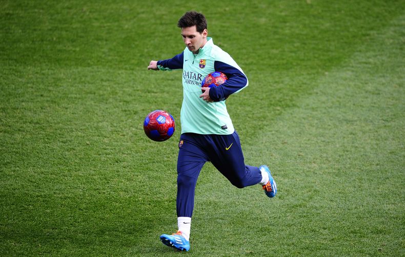 El atacante argentino del Barcelona Lionel Messi patea una pelota durante un entrenamiento el viernes 3 de enero de 2014. (Foto de AP/Manu Fern&aacute;ndez)