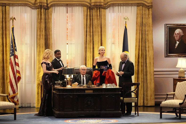 Janel Moloney, de izquierda a derecha, Dule Hill, Martin Sheen, Allison Janney y Richard Schiff presentan el premio a mejor serie dramática en la 76a edición de los premios Emmy el domingo 15 de septiembre de 2024 en el Teatro Peacock de Los Ángeles. (Foto AP/Chris Pizzello)