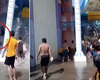 VIDEO: Un tobogán se derrumba en Indonesia y los bañistas caen desde 10 metros de altura