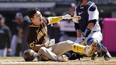 Ha-Seong Kim, de los Padres de San Diego, reacciona después de un lanzamiento de los Yanquis de Nueva York, durante la cuarta entrada del juego de béisbol, el domingo 28 de mayo de 2023, en Nueva York. (AP Foto/Adam Hunger)