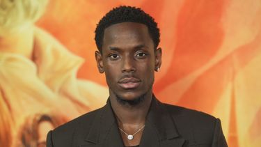 Micheal Ward llega al estreno de Eddington el jueves 26 de junio de 2025, en el DGA Theater Complex en Los Ángeles. (Foto AP/Chris Pizzello)