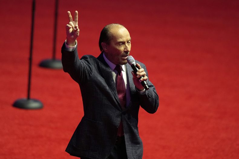 Lee Greenwood actúa mientras el presidente electo Donald Trump llega a un mitin antes de la 60ª toma de posesión presidencial, el domingo 19 de enero de 2025, en Washington. (Foto AP/Alex Brandon)
