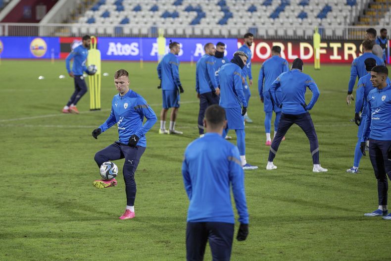 La selección israelí entrena el sábado 11 de noviembre de 2023, para su partido ante Kosovo en Pristina (AP Foto/Visar Kryeziu)