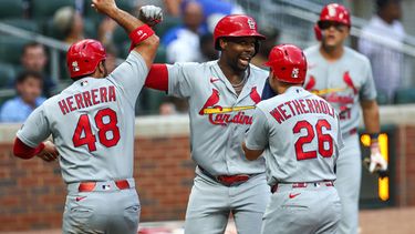 Jordan Walker (centro), de los Cardenales de San Luis, reacciona junto a Iván Herrera (48) y JJ Wetherholt (26) tras conectar un jonrón de tres carreras en la primera entrada de un partido de béisbol contra los Bravos de Atlanta, el jueves 2 de julio de 2026, en Atlanta. (Foto AP/Colin Hubbard)