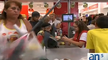 americateve | Llueven las críticas contra Maduro tras anunciar la activación de un sistema de racionamiento de alimentos y productos al estilo cubano.