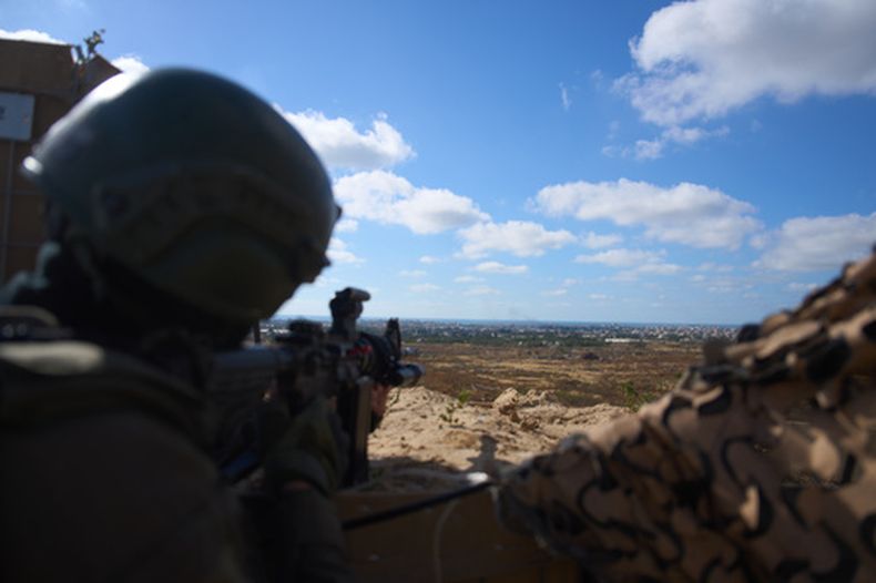 Un soldado israelí en un puesto militar que vigila la llamada Línea Amarilla, el martes 26 de mayo de 2026, en la Franja de Gaza. (AP Foto/Ariel Schalit)