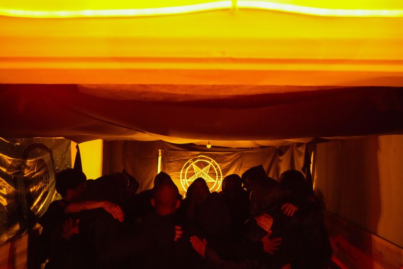 Miembros del Templo de Satán: Satanistas y Luciferinos de Chile participan en una celebración pagana celta, en Santiago, el 31 de octubre de 2024. (AP Foto/Esteban Félix)