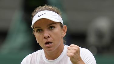 ARCHIVO - La rumana Simona Halep festeja durante su partido ante la estadounidense Amanda Anisimova, en Wimbledon, el 6 de julio de 2022 (AP Foto/Kirsty Wigglesworth, archivo)
