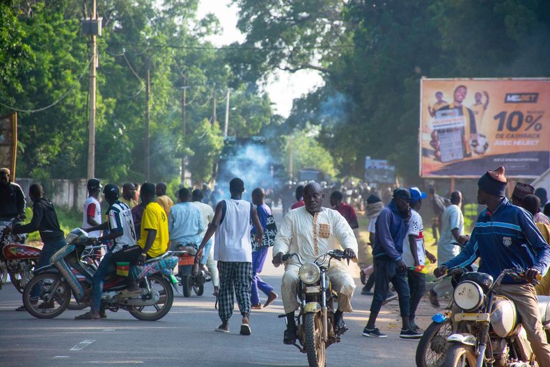 Partidarios del candidato presidencial Issa Tchiroma protestan en las calles de Garoua, Camerún, el domingo 26 de octubre de 2025. (AP Foto/Welba Yamo Pascal)