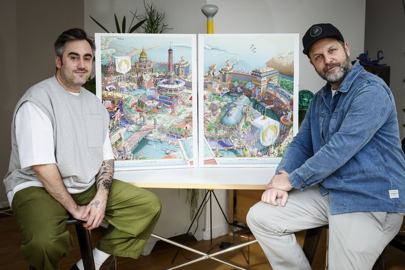 El artista francés Hugo Gattoni (izquierda) y Joachim Roncin, jefe de diseño de París 2024, posan al lado de los afiches de los Juegos Olímpicos y Paraolímpicos de París. (AP Foto/Thomas Padilla)