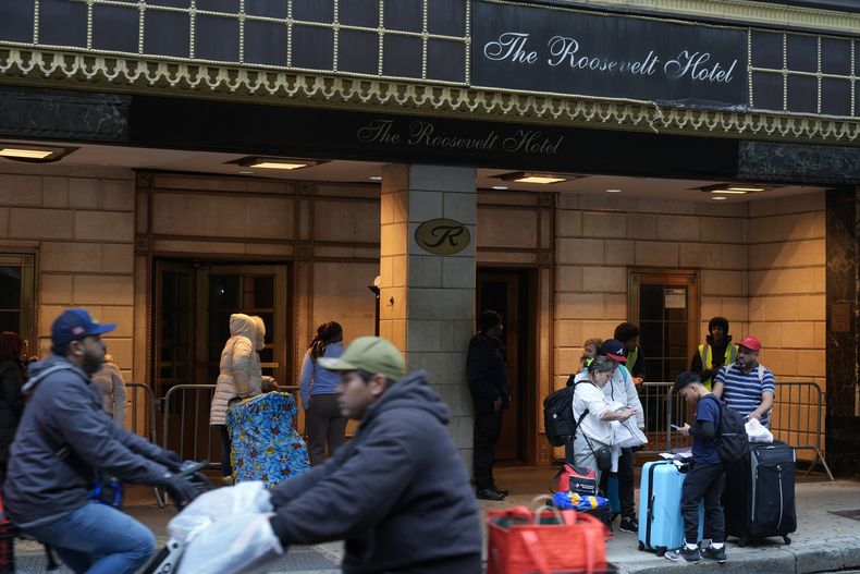 Miembros de la familia Goya esperan ser trasladados, con sus pertenencias, frente al Hotel Roosevelt de Nueva York, el martes 25 de febrero de 2025. (AP foto/Seth Wenig)