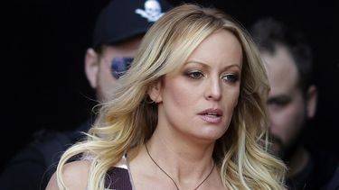 corte: stormy daniels debe pagar gastos legales de trump