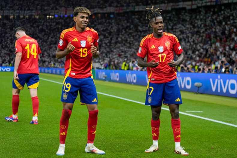 Nico Williams con su compañero de la selección de España Lamine Yamal tras anotar en la final de la Eurocopa 2024 ante Inglaterra el domingo 14 de julio del 2024. (AP Foto/Matthias Schrader)