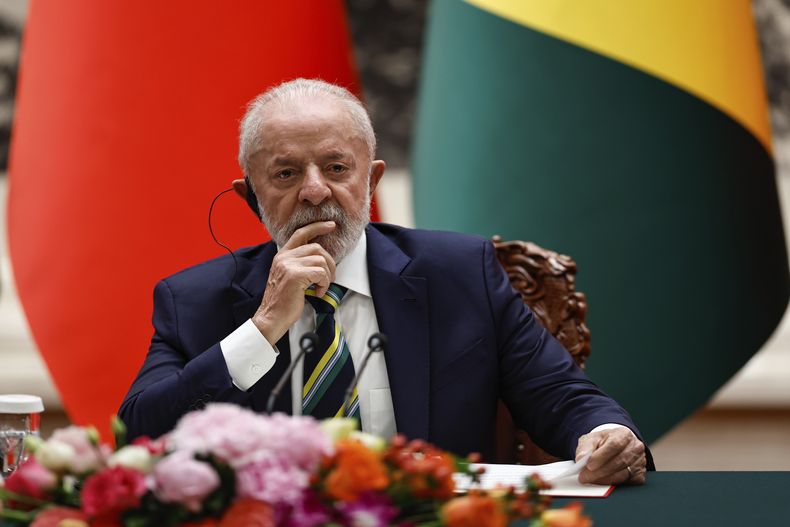 El presidente brasileño Luiz Inácio Lula da Silva asiste a una conferencia de prensa conjunta con su homólogo chino Xi Jinping (not pictured) en la Gran Sala del Pueblo, el martes 13 de mayo de 2025, en Beijing. (Tingshu Wang/Pool Photo vía AP)