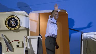 americateve | El presidente Barack Obama saluda a varios dignatarios hawaianos antes de abordar el avi&oacute;n presidencial en la Base Pearl Harbor-Hickam para regresar a Washington, el s&aacute;bado 4 de enero de 2014 en Honolulu. (Foto AP/Eugene Tanner)