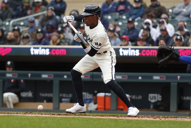 Nick Gordon, de los Mellizos de Minnesota, pega un toque ante los Reales de Kansas City, el domingo 30 de abril de 2023, en Minneapolis. (AP Foto/Bruce Kluckhohn)