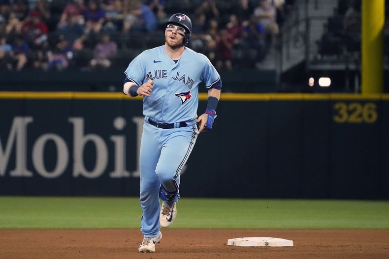 Danny Jansen de los Azulejos de Toronto recorre las bases tras conectar su jonrón de dos carreras en la quinta entrada del juego ante los Rangers de Texas el viernes 16 de junio del 2023. (AP Foto/LM Otero)