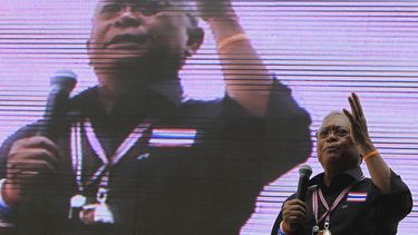 americateve | El l&iacute;der de los manifestantes que se oponen al gobierno tailand&eacute;s Suthep Thaugsuban habla a sus seguidores  en Bangkok el martes 25 de febrero de 2014. Los manifestantes demandan la renuncia de la premier Yingluck Shinawatra. (Foto de AP/Sak