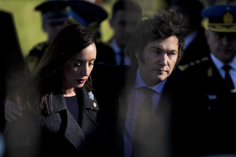 ARCHIVO - El presidente argentino Javier Milei y la vicepresidenta Victoria Villarruel asisten a una ceremonia policial en honor a los oficiales caídos en Buenos Aires, Argentina, el 2 de julio de 2024. (AP Foto/Natacha Pisarenko, Archivo)