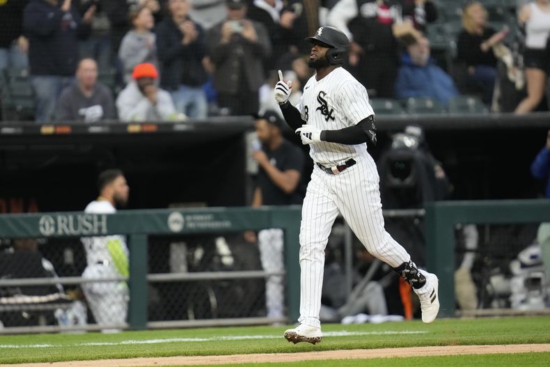 El cubano Luis Robert Jr., de los Medias Blancas de Chicago, festeja luego de conectar un jonrón ante los Astros de Houston, el sábado 13 de mayo de 2023 (AP Foto/Erin Hooley)