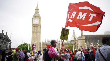 miles marchan en londres en protesta por aumento de precios