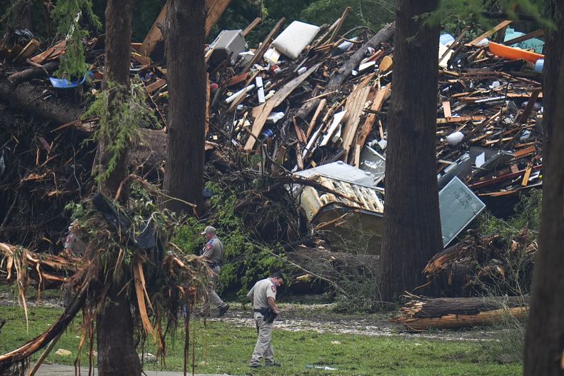 Funcionarios revisan las orillas del río Guadalupe tras una inundación en la zona el sábado 5 de julio de 2025, en Hunt, Texas. (AP Foto/Julio Cortez)