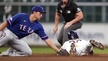 Rangers vencen 4-3 a Astros gracias a mal lanzamiento