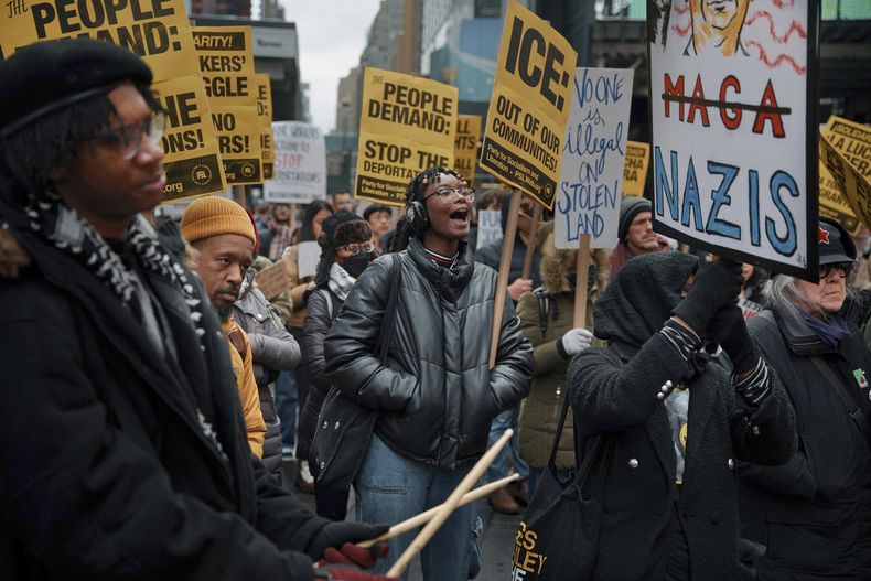 ARCHIVO - Manifestantes corean consignas durante una manifestación en favor de la inmigración y para pedir el final de las deportaciones, en Nueva York, el 9 de febrero de 2025. (AP Foto/Andres Kudacki, archivo)