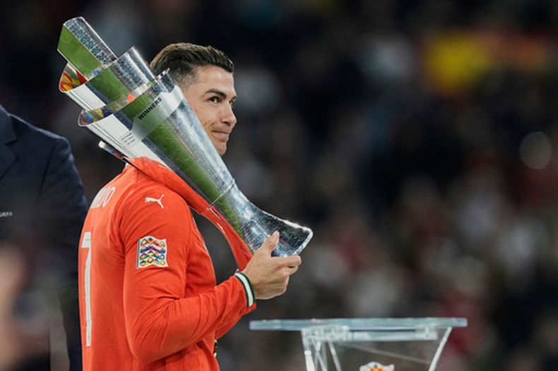El delantero portugués Cristiano Ronaldo carga el trofeo de campeones tras la victoria ante España en la final de la Liga de Naciones de la UEFA, el lunes 9 de junio de 2025, en Múnich. (AP Foto/Martin Meissner)