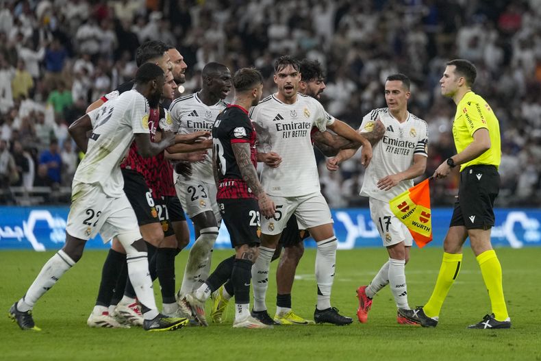 Los jugadores del Real Madrid y Mallorca forcejean al final de su semifinal de la Supercopa de España, el jueves 9 de enero de 2025, en Yeda, Arabia Saudí. (AP Foto/Altaf Qadri)