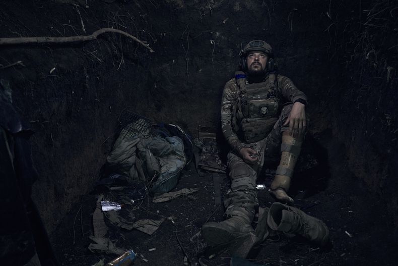 Un soldado ucraniano cuyo nombre en clave es Molot (martillo), que perdió la pierna en una batalla con las fuerzas rusas y regresó al frente con una pierna ortopédica, descansa en una trinchera el 1 de julio de 2023, en el frente en la región de Zaporiyia, Ucrania. (Foto AP/Libkos)