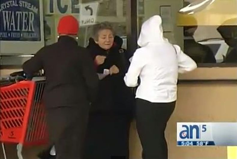 Residentes del sur de la Florida desvalijaron hoy su closet y salieron a la calle ataviados con todo tipo de ropa y accesorios de invierno para enfrentar las bajas temperaturas.