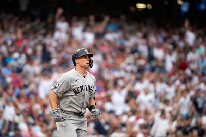 Paul Goldschmidt, de los Yankees de Nueva York, recorre las bases luego de conseguir un jonrón ante los Filis de Filadelfia, el viernes 24 de julio de 2026 (AP Foto/Matt Slocum)