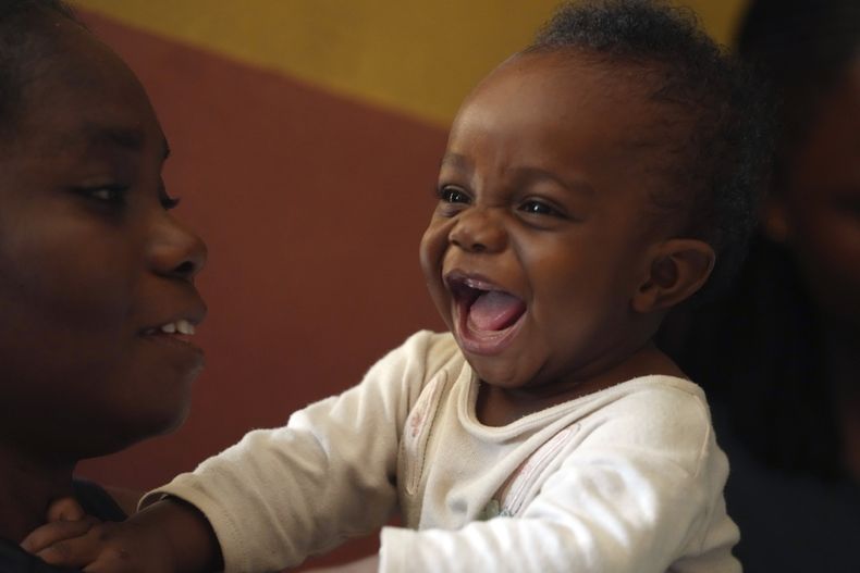 Una mujer espera a que su hijo reciba la vacuna contra la malaria R21/Matrix-M en un centro de salud en Agudama-Epie, en Yenagoa, Nigeria, el lunes 9 de diciembre de 2024. (AP Foto/Sunday Alamba)