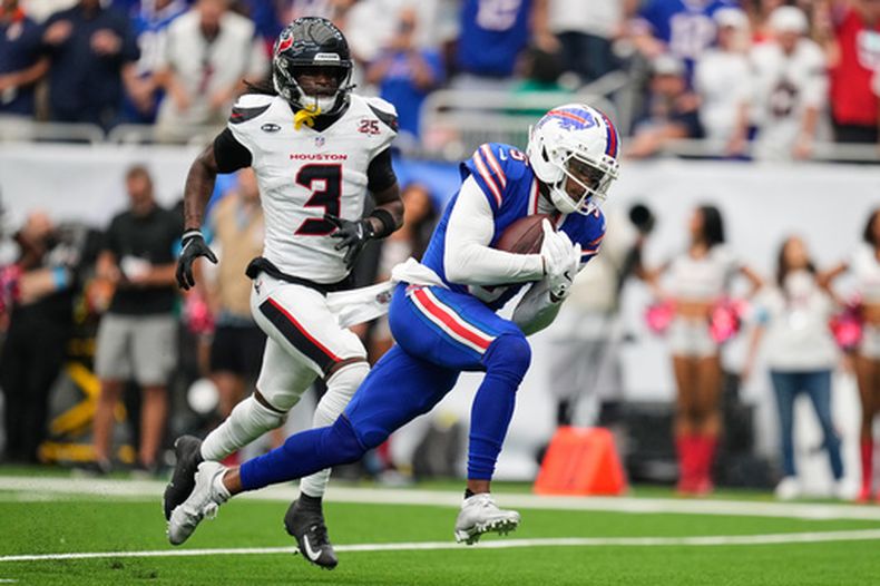 Joshua Palmer, derecha, receptor de los Bills de Buffalo lleva el balón a la zona de anotación luego de superar a Kamari Lassiter (3), de los Texans de Houston, durante la segunda mitad del partido de la NFL del domingo 13 de septiembre de 2026, en Houston. (AP Foto/Ashley Landis)