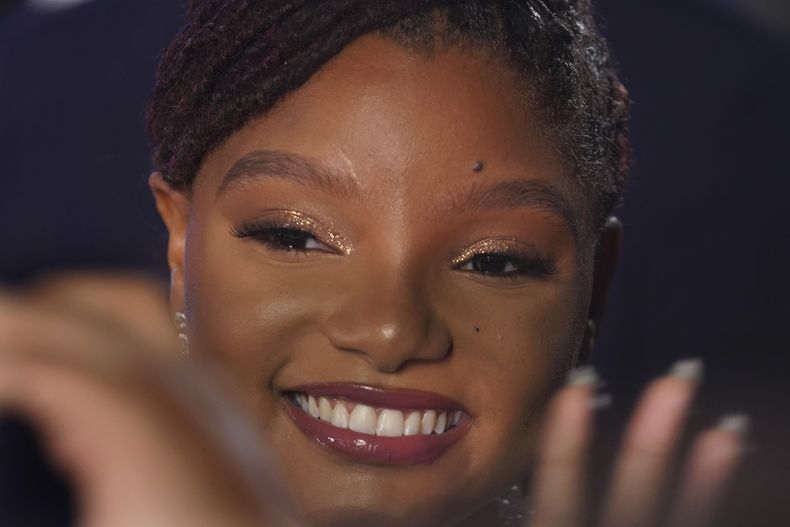 La actriz Halle Bailey posa en la alfombra azul de la película La Sirenita en la Ciudad de México el 11 de mayo de 2023. (Foto AP/Marco Ugarte)