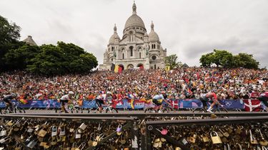ARCHIVO - Mads Pedersen (derecha) aventaja a Attila Valter, Remco Evenepoel y Felix Grossschartner al pasar por la basílica del Sagrado Corazón durante la carrera de ruta de los Juegos Olímpicos de París 2024, el 3 de agosto de 2024. (AP Foto/Vadim Ghirda)